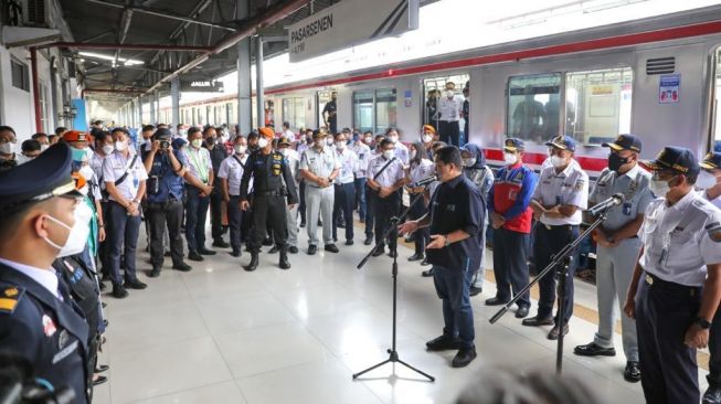 Erick Thohir Bersama Dirut Jasa Raharja dan KAI Tinjau Arus Mudik di Pasar Senen
