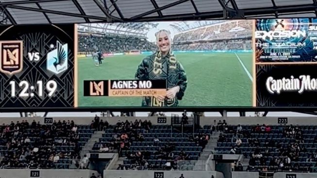 Wajah Agnez Mo terpampang di layar raksasa klub sepakbola LA Galaxy. [Instagram]