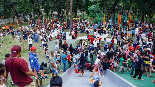 Warga memadati area bermain anak di Tebet Eco Park, Jakarta Selatan, Kamis (5/5/2022). [Suara.com/Alfian Winanto]