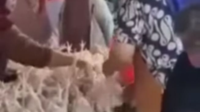 Waspada! Video Viral Pedagang Pompa Daging Ayam Utuh agar Terlihat Gemuk dan Harganya Naik