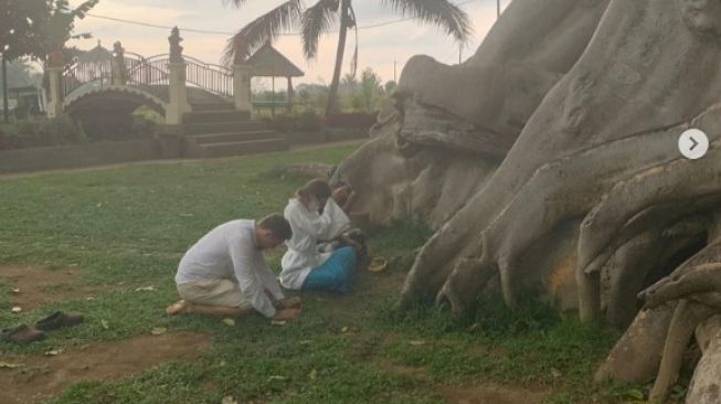 Viral Bule Rusia Telanjang di Pohon Sakral Bali, Menparekraf: Kurang Edukasi