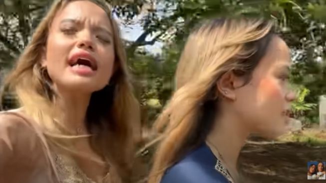 Momen The Connell Twins lebaran di kampung (YouTube/The Connell Twins)