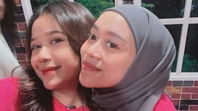 Masa Iya Mirip? 5 Adu Gaya Lesti Kejora dan Brisia Jodie