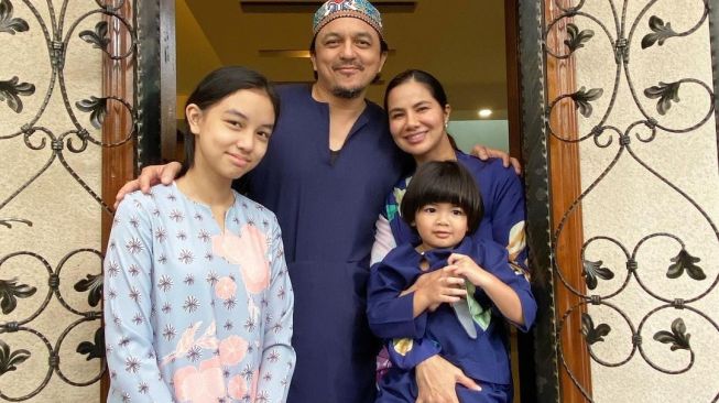 Engku Emran dan Noor Nabila bersama dua anaknya. [Instagram]