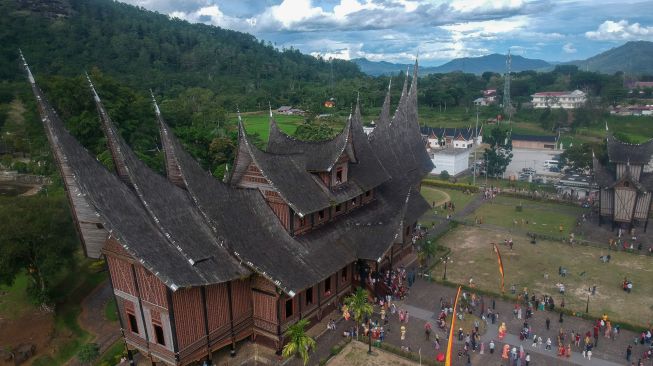 Foto udara pengunjung berwisata di Istano Basa Pagaruyung, Kabupaten Tanah Datar, Sumatera Barat, Rabu (4/5/2022). [ANTARA FOTO/Iggoy el Fitra/tom]
