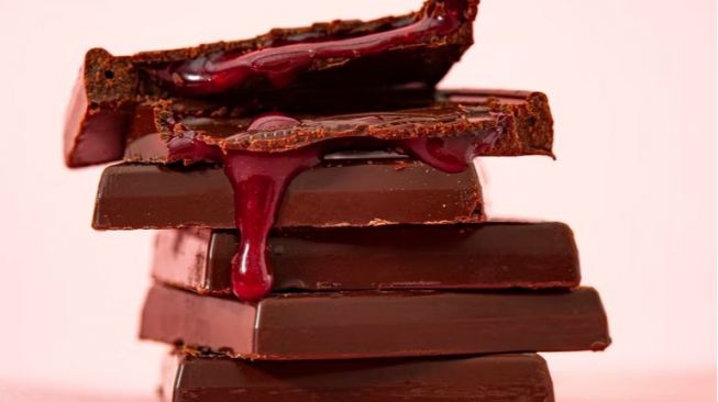 Makan Cokelat Sisa 4 Potong, Cewek Ini Kaget Ada Hewan Kecil Menggeliat