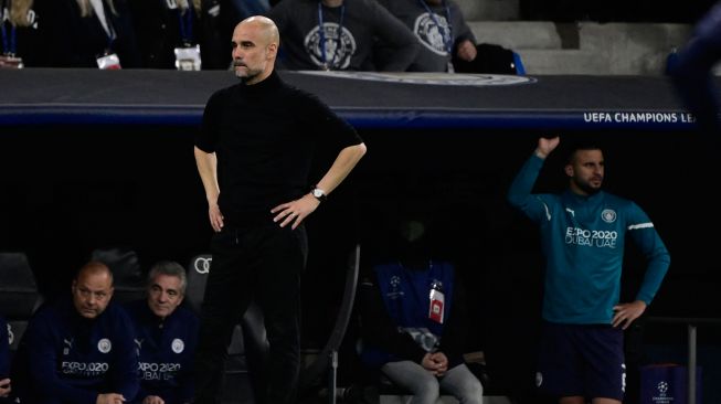 PeReaksi pelatih Manchester City Josep Guardiola saat pertandingan sepak bola leg kedua semifinal UEFA Liga Champions antara Real Madrid dan Manchester City di stadion Santiago Bernabeu, Madrid, Spanyol, Rabu (4/5/2022). [JAVIER SORIANO / AFP]