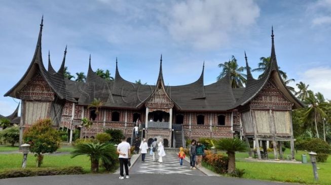 Pengunjung Objek Wisata Rumah Gadang Sungai Beringin Meningkat