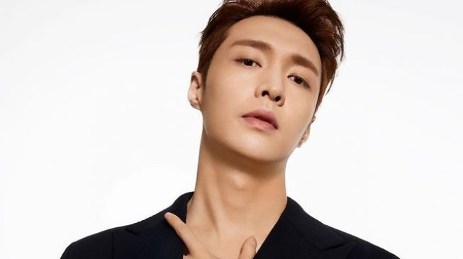 Idol Kpop Pernah Hadir di Met Gala (Instagram/layzhang)