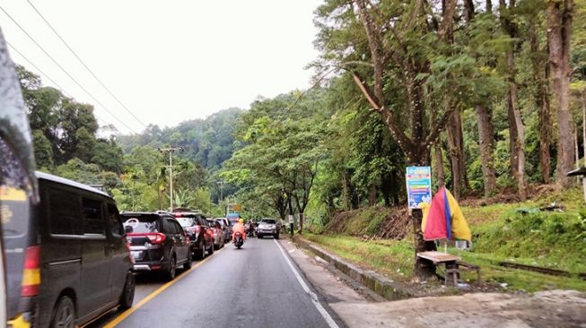 Macet Panjang di Jalan Lintas Bukittinggi - Padang tepatnya di Dekat Air Terjun Lembah Anai, Rabu, 4 Mei 2022/DEFRI CANDRA /Riau Online