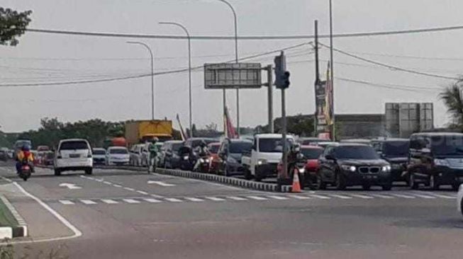 Kemacetan di Tol Dumpil Madiun Mengular, Bupati Sampai Turun Tangan Minta Jasamarga Alihkan Arus