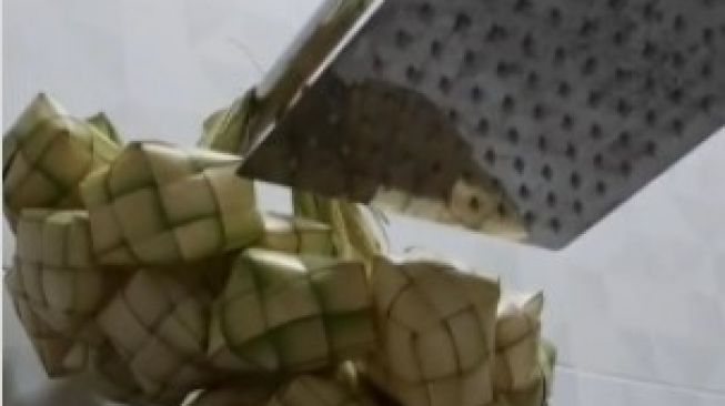Bukan di Dapur, Warganet Ini Kaget Ibunya Gantung Ketupat di Kamar Mandi