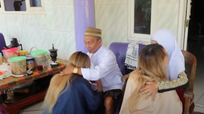 Momen The Connell Twins lebaran di kampung (YouTube/The Connell Twins)