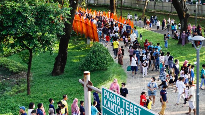 Warga memadati area Tebet Eco Park di Jakarta Selatan, Kamis (5/5/2022). [Suara.com/Alfian Winanto]