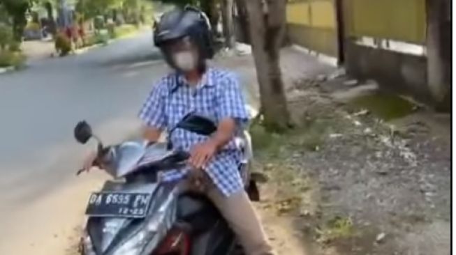 Video Viral Emak-emak Labrak Lelaki yang Onani dan Pamerkan Kemaluan dari Atas Motor