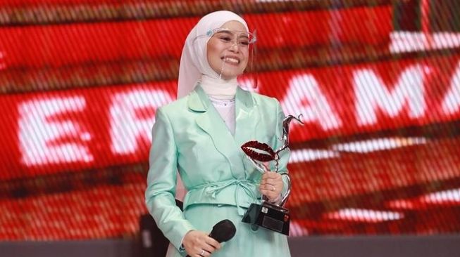 Tangis Lesti Kejora Nyanyi Sekali Seumur Hidup, Liriknya Sentil Harta Dunia
