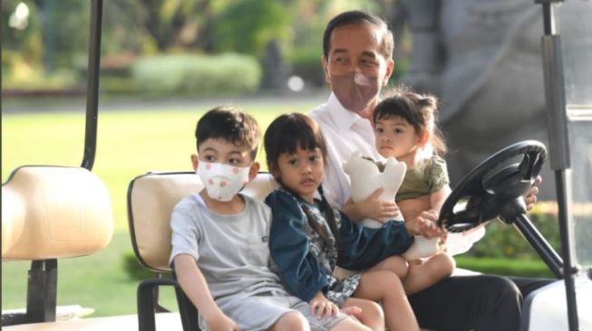 Jokowi Sapa Warga sambil Ngemong Cucu: Jan Ethes Ucap Minal Aidin, Sedah Mirah Dadah-dadah