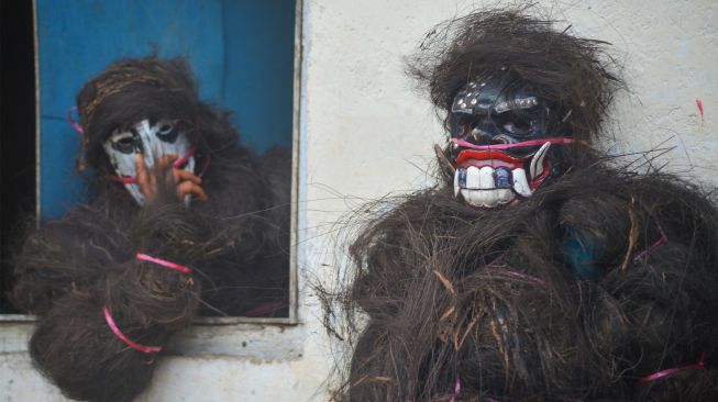 Dua warga berkostum "Simuntu" saat digelarnya Alek Anak Nagari Andaleh Baruah Bukik, Kabupaten Tanah Datar, Sumatera Barat, Rabu (4/5/2022). [ANTARA FOTO/Iggoy el Fitra/tom]