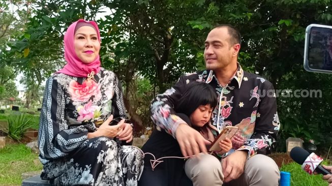Venna Melinda, Ferry Irawan dan Vania ditemui di TPU Menteng Pulo, Jakarta Selatan pada Kamis (5/5/2022) [Suara.com/Rena Pangesti]