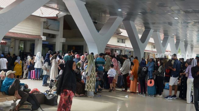 Sejumlah calon penumpang antre membeli tiket kapal di loket pelabuhan penyeberangan Ulee Lheue, Banda Aceh, Aceh, Kamis (5/5/2022). [ANTARA FOTO/Ampelsa]