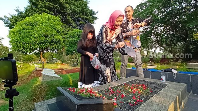 Venna Melinda, Ferry Irawan dan Vania ditemui di TPU Menteng Pulo, Jakarta Selatan pada Kamis (5/5/2022) [Suara.com/Rena Pangesti]