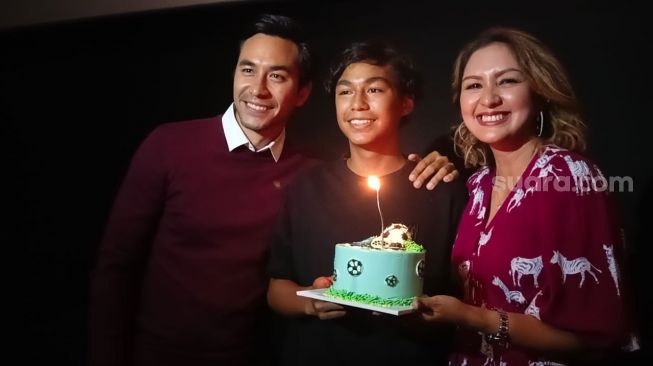 Darius Sinathrya dan Donna Agnesia memberi kejutan untuk putranya, Diego Andres Sinathrya yang tengah berulang tahun. [Rena Pangesti/Suara.com]