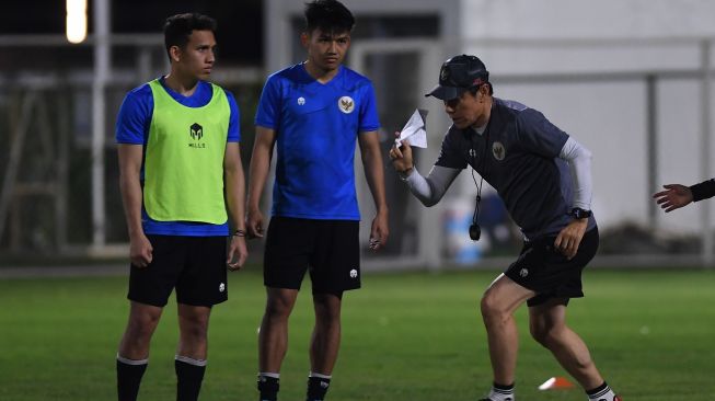 Pelatih Timnas U-23 Indonesia Shin Tae Yong (kanan) memberikan penjelasan kepada Egy Maulana Vikri (kiri) dan Witan Sulaeman saat sesi latihan di Lapangan B, Kompleks GBK, Jakarta, Sabtu (30/4/2022). [Antara/Sigid Kurniawan]