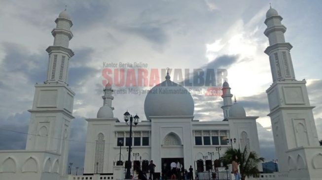 Wisata Religi di Kalbar, Masjid Oesman di Kayong Utara Ramai Dikunjungi saat Lebaran