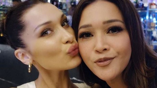 Maia Estianty dan Bella Hadid