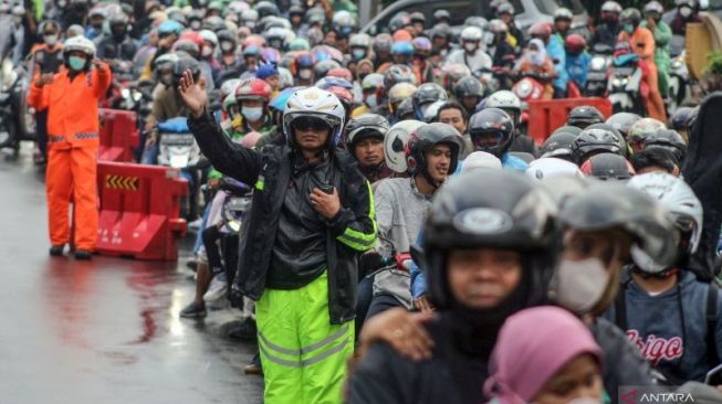 Sejak Jam 09.00 Pagi, Petugas Kembali Membuka Jalur Menuju Puncak dari Arah Jakarta