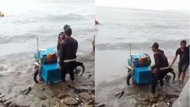 Terkena Ombak Pasang, Motor Pedagang Cilok Mogok dan Terjebak di Pinggir Laut, Publik Malah Bingungkan Hal ini