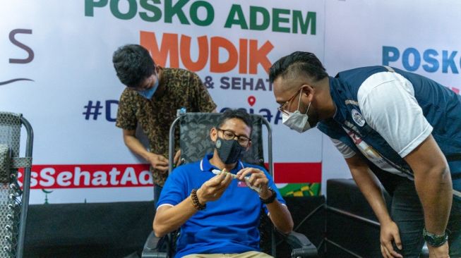 Tinjau Posko Adem di Bandung dan Solo, Sandiaga Uno Apresiasi Kolaborasi Swasta