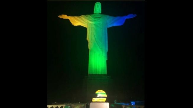 Helm mendiang Ayrton Senna dipajang di bawah kaki monumen Cristo Redentor pada 1 Mei 2022 [Instagram oficialayrtonsenna].