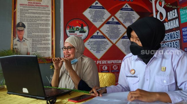 Seorang Warga Binaan Pemasyarakatan (WBP) melakukan panggilan video dengan pengawasan petugas di Lembaga Pemasyarakatan (Lapas) Perempuan, Kabupaten Gorontalo, Gorontalo, Jumat (6/5/2022). [ANTARA FOTO/Adiwinata Solihin]