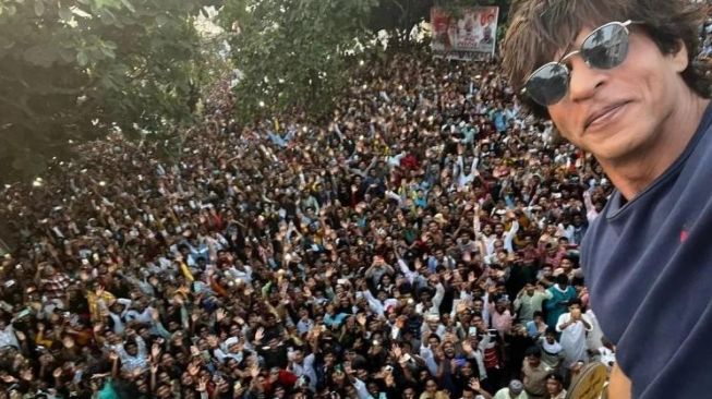 Kediaman Shah Rukh Khan Didatangi Jutaan Fans Saat Lebaran: Semoga Allah Berkahi Kalian Semua