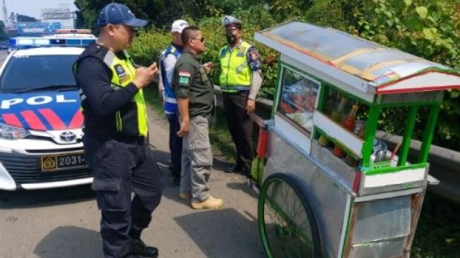 Viral Tukang Bakso Masuk Jalan Tol Jakarta-Tangerang, Diberhentikan Polisi