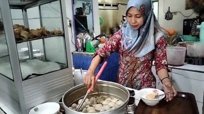 Menikmati Gurihnya Bakso Nuklir Jombang, Berdiri Sejak 1984