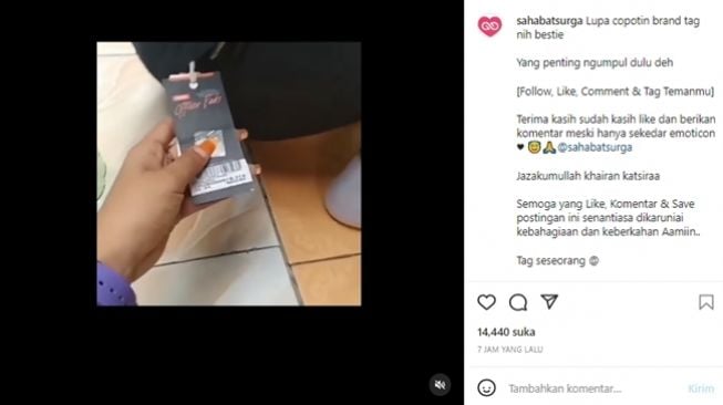 Momen kocak pria ketahuan lupa lepas label harga di celana barunya. (Instagram/@sahabatsurga)