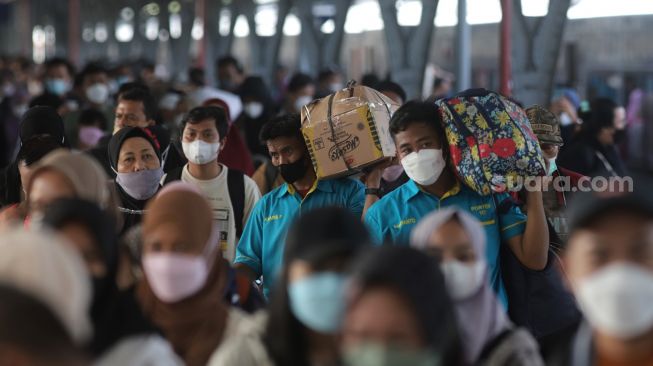 Sejumlah penumpang berjalan setibanya di Stasiun Pasar Senen, Jakarta, Jumat (6/5/2022). [Suara.com/Angga Budhiyanto]