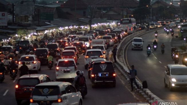 Kepadatan arus balik terjadi di titik keluar dari Lingkar Nagreg, Kabupaten Bandung, Jawa Barat, Jumat (6/5/2022). [ANTARA/Bagus Ahmad Rizaldi]