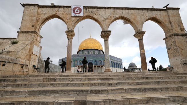 Polisi Israel berjaga-jaga selama kunjungan sekelompok orang Yahudi di kompleks Masjid Al-Aqsa di Yerusalem, pada (5/5/2022). [AHMAD GHARABLI / AFP]