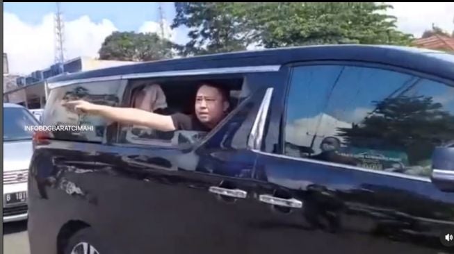 Video Viral Penumpang Mobil Alphard Marahi Polisi yang Jaga Jalur Mudik: Hei Goblok Kamu!