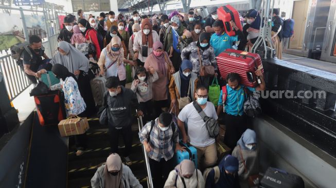 Sejumlah penumpang berjalan setibanya di Stasiun Pasar Senen, Jakarta, Jumat (6/5/2022). [Suara.com/Angga Budhiyanto]