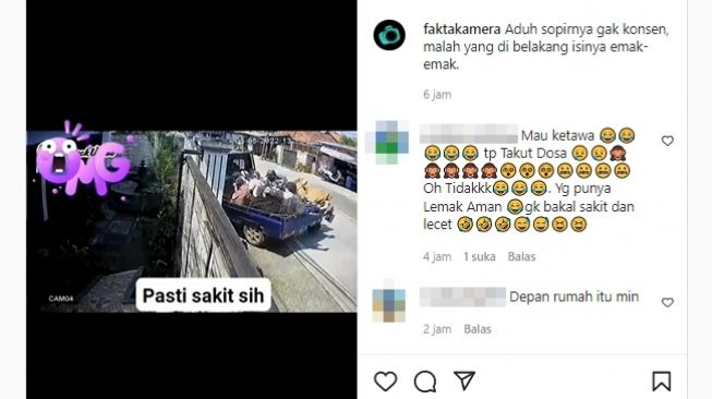 Mobil pick up membawa emak-emak terekam menabrak rumah, penumpang sampai terpental. (Instagram/@faktakamera)