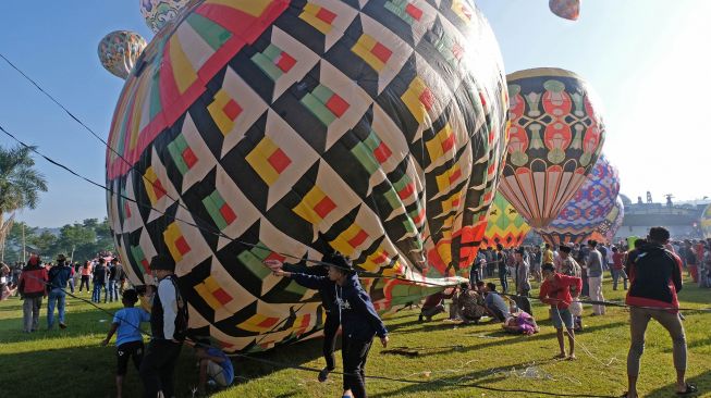 Peserta berusaha menerbangkan balon pada Festival Balon Tradisional di lapangan Kembaran, Kalikajar, Wonosobo, Jawa Tengah, Jumat (6/5/2022). [ANTARA FOTO/Anis Efizudin]