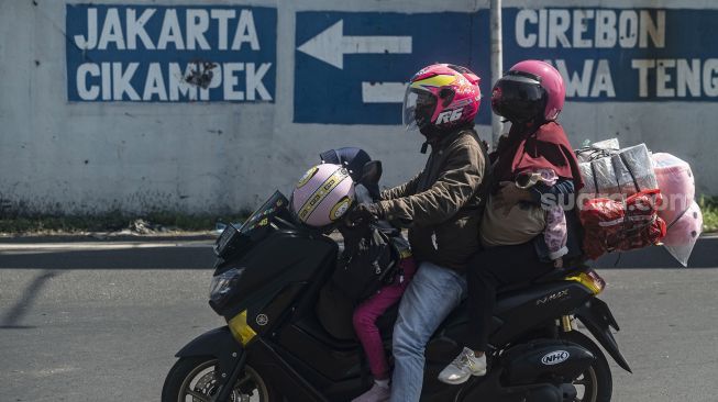 Pemudik dengan sepeda motor melintas di kawasan Simpang Jomin menuju arah Jakarta di Karawang, Jawa Barat, Kamis (5/5/2022). [ANTARA FOTO/Aprillio Akbar]