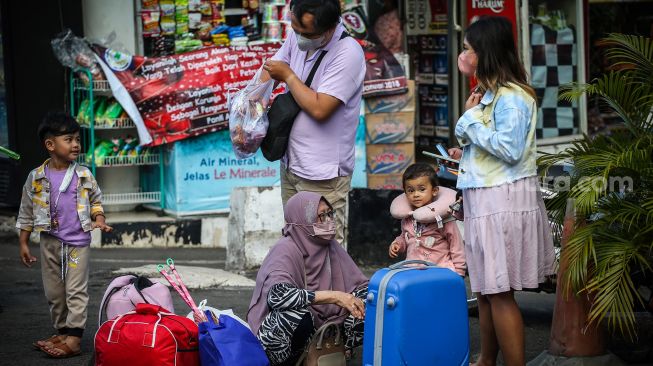 Sejumlah pemudik tiba di Terminal Kalideres, Jakarta, Kamis (5/5/2022). [ANTARA FOTO/Rivan Awal Lingga]