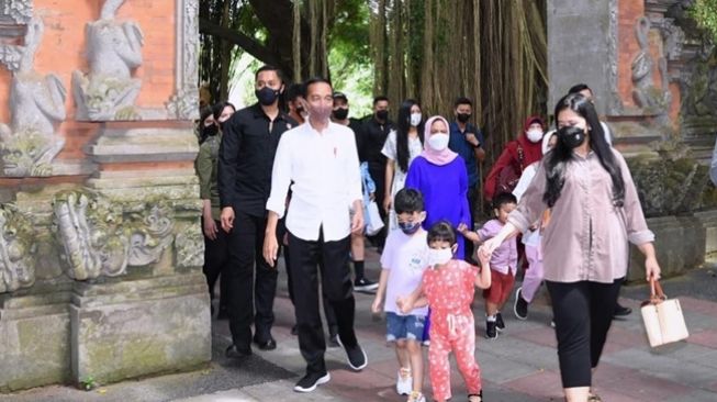 Roy Suryo Komentari Liburan Keluarga Jokowi, Netizen: Susah Lihat Orang Lain Senang, Senang Lihat Orang Lain Susah