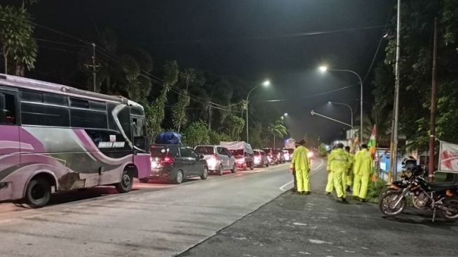 Urai Kemacetan Arus Balik Lebaran di Ruas Jalan Probolinggo-Lumajang, Polisi Siapkan Jalur Alternatif