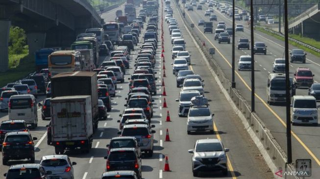 Petugas Terapkan One Way dan Contraflow di Tol Jakarta-Cikampek